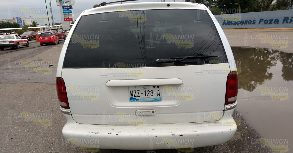 Camioneta destruye carrocería de auto en fuerte choque