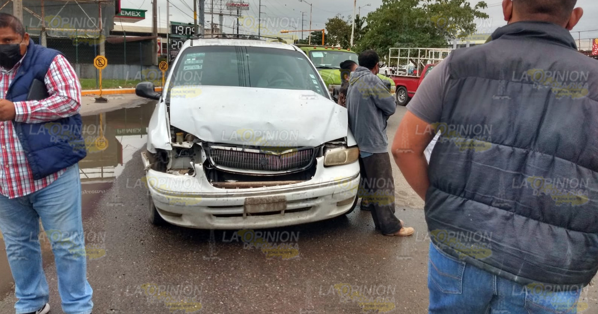 Camioneta destruye carrocería de auto en fuerte choque