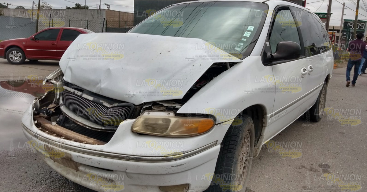 Camioneta destruye carrocería de auto en fuerte choque