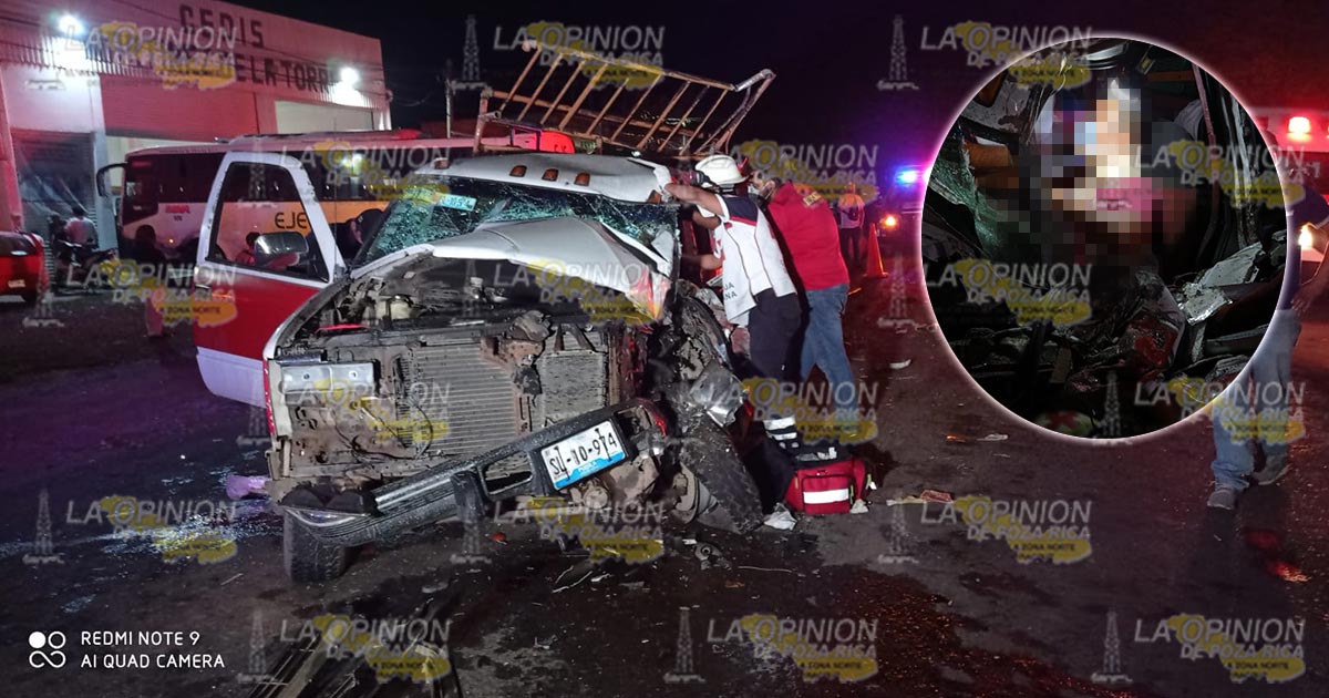 Choca camioneta de Bachoco contra autobús en Martínez de la Torre