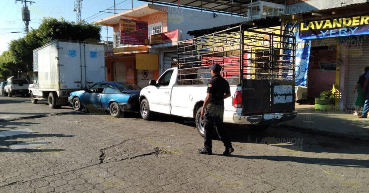 Choca carro estacionado, dejando cuantiosos daños materiales