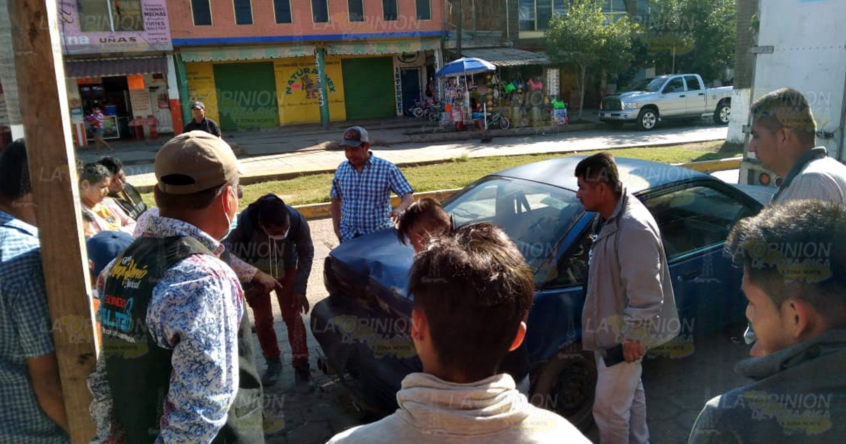 Choca carro estacionado, dejando cuantiosos daños materiales