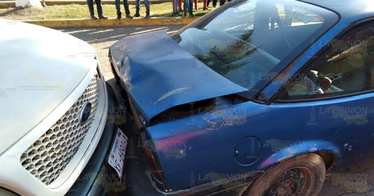 Choca carro estacionado, dejando cuantiosos daños materiales