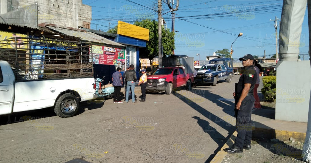 Choca carro estacionado, dejando cuantiosos daños materiales