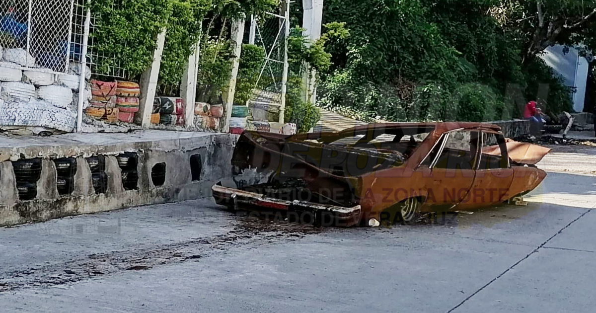 Chocan contra un auto chatarra, de la calle Reforma, en Coatzintla