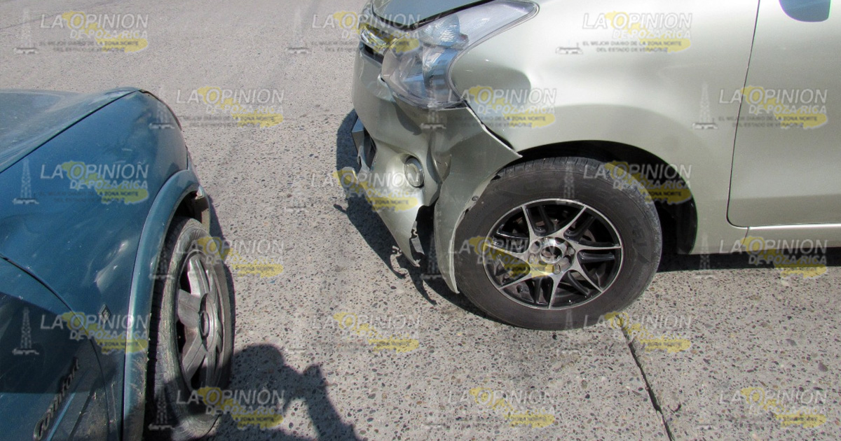 Choque automovilístico entre dos unidades con cuantiosos daños