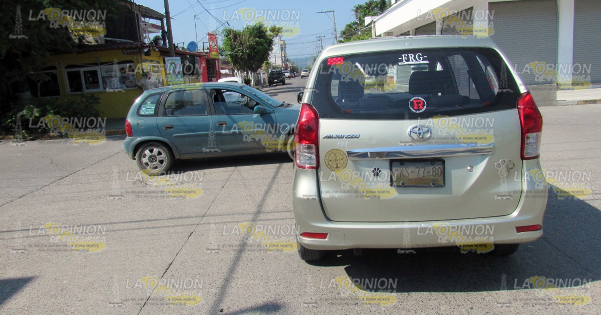 Choque automovilístico entre dos unidades con cuantiosos daños