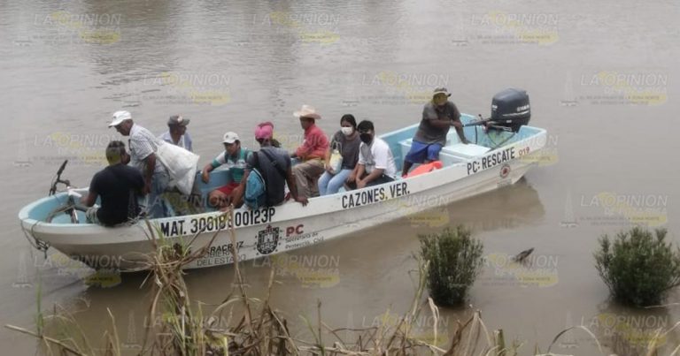 Cientos de afectados por clausura de puente, en Cazones