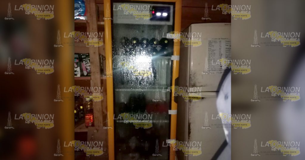 Clausuran cantina disfrazada de tienda de abarrotes y sancionan a Coffe Shop, en Cazones