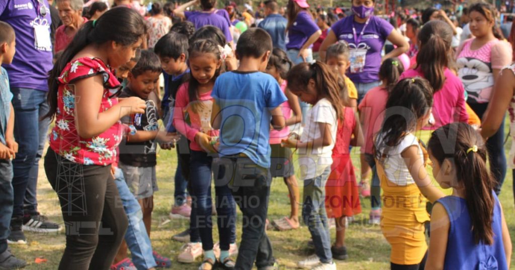 Club Rotaract Poza Rica lleva la Navidad a Nuevo Tejamanil, Cazones