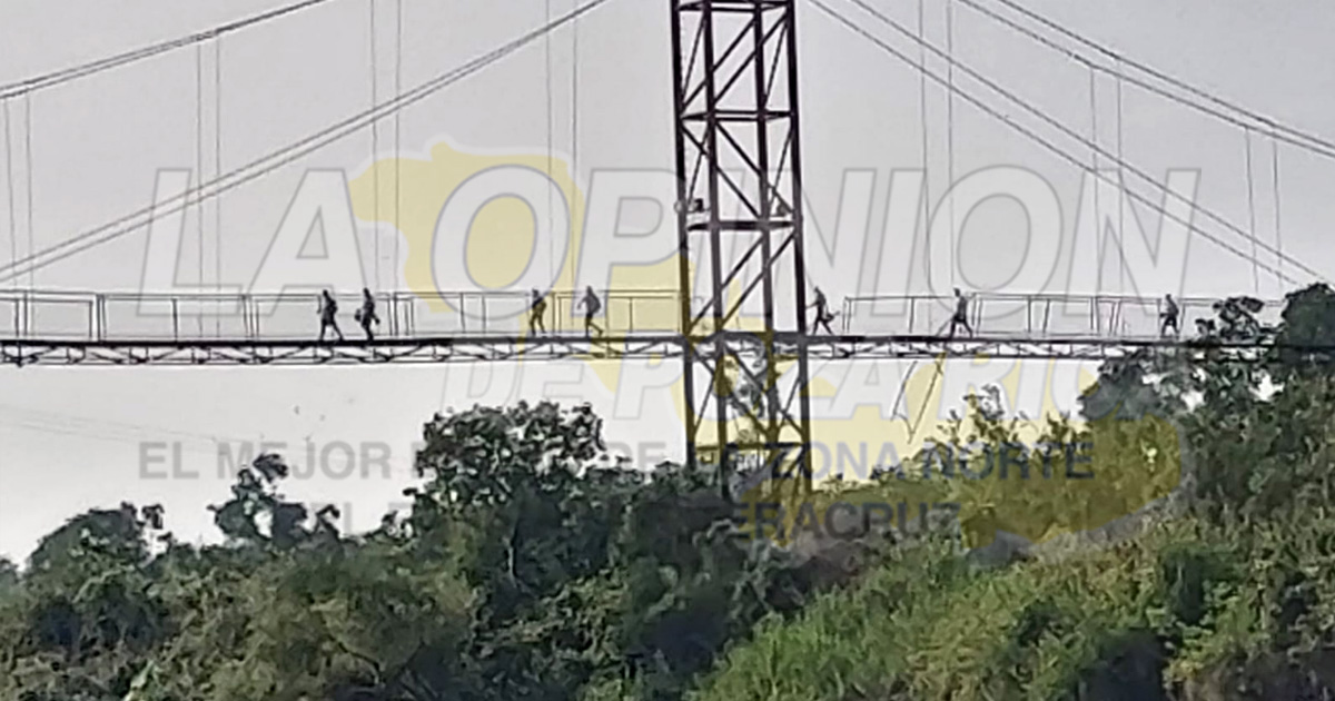 Con presencia policiaca inhiben uso del puente hacia Paso de Cazones