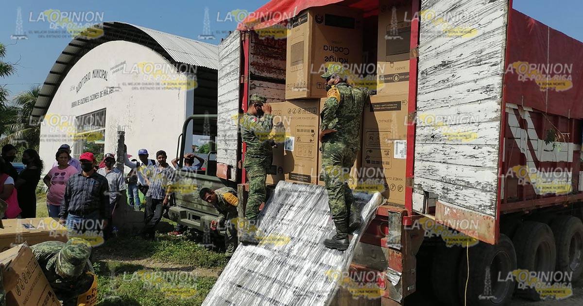 Damnificados reciben estufas y refrigeradores en Cazones Damnificados reciben estufas y refrigeradores en Cazones 2