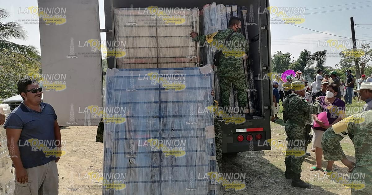 Damnificados reciben estufas y refrigeradores en Cazones Damnificados reciben estufas y refrigeradores en Cazones 3