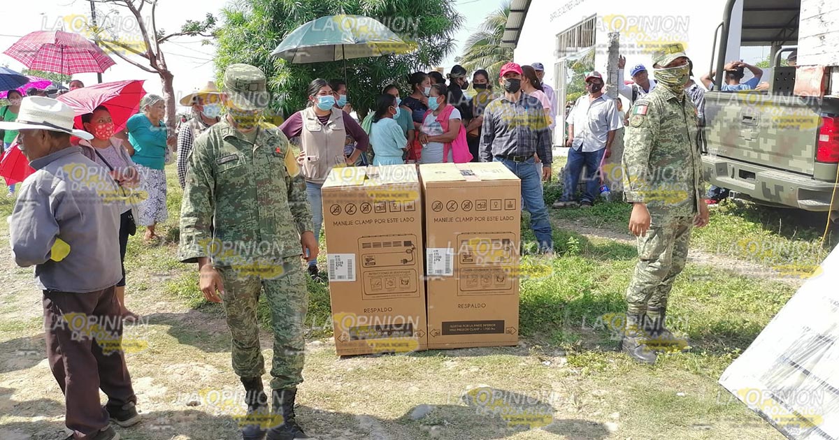 Damnificados reciben estufas y refrigeradores en Cazones Damnificados reciben estufas y refrigeradores en Cazones 4