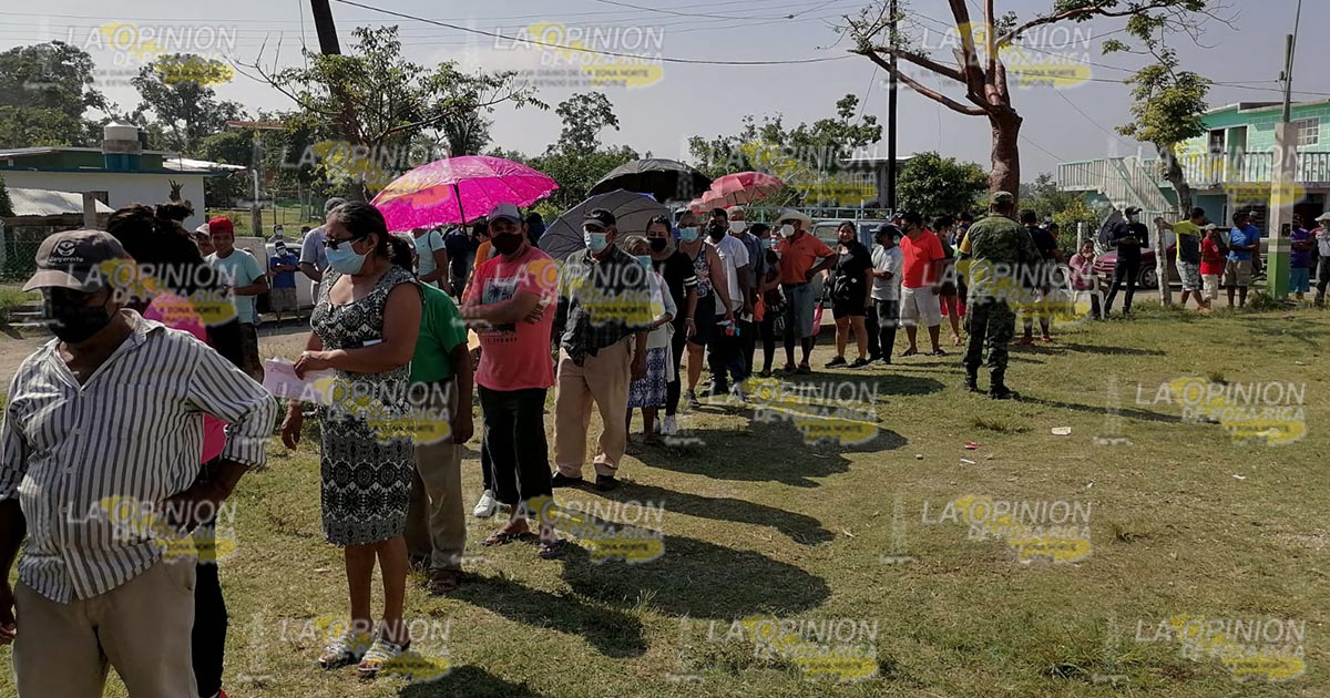 Damnificados reciben estufas y refrigeradores en Cazones Damnificados reciben estufas y refrigeradores en Cazones 5