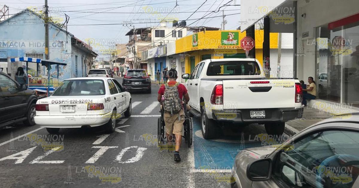 Dan tolerancia para estacionarse en zonas prohibidas