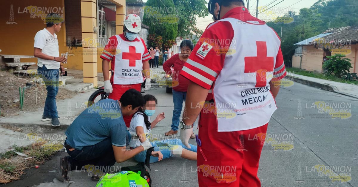 Derrapa pareja de jóvenes, por mal estado de calle