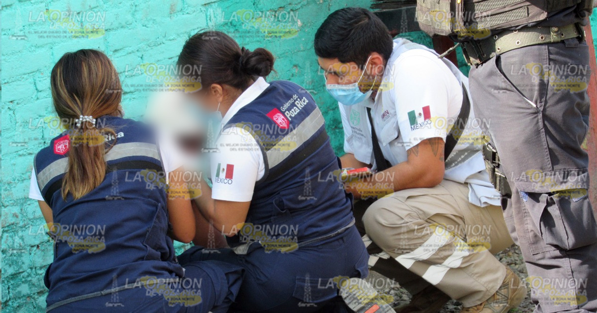 Desconocidos muelen a golpes a un joven