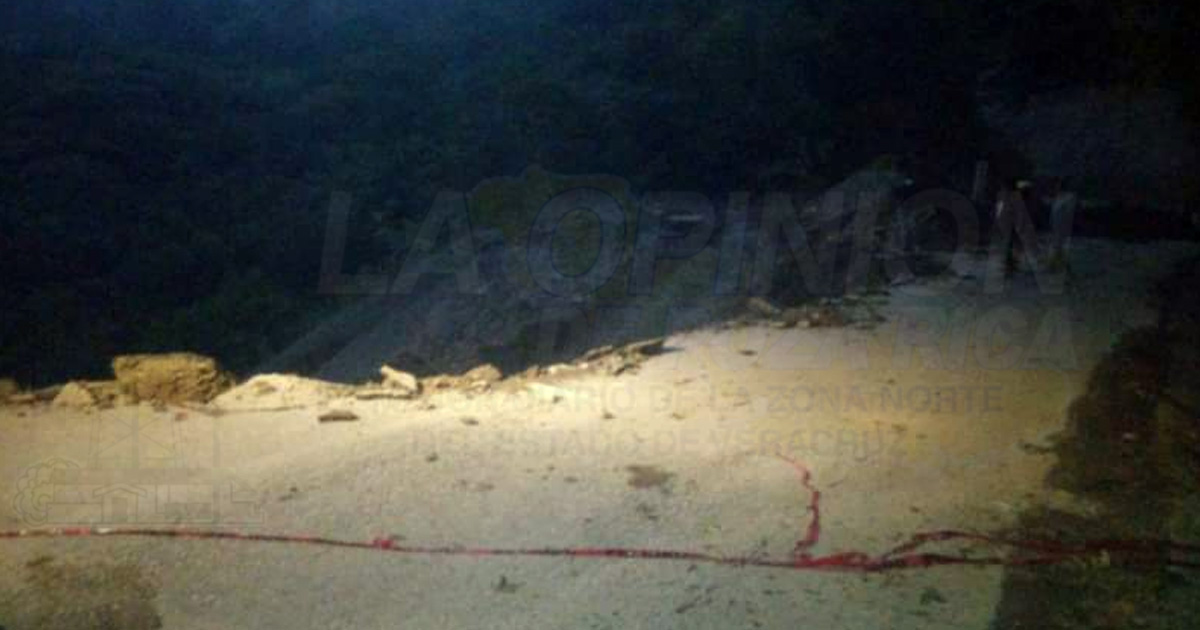 Desgajamiento de tierra provoca cierre de carretera en Coacuilco