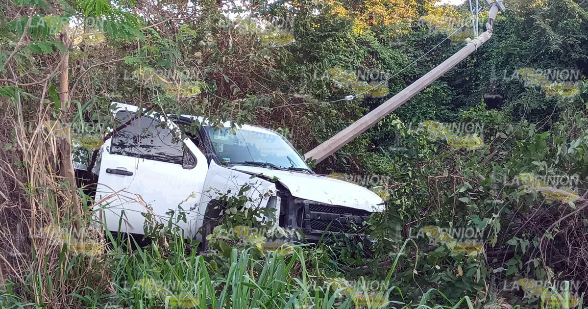 Destroza camioneta en un poste de la CFE