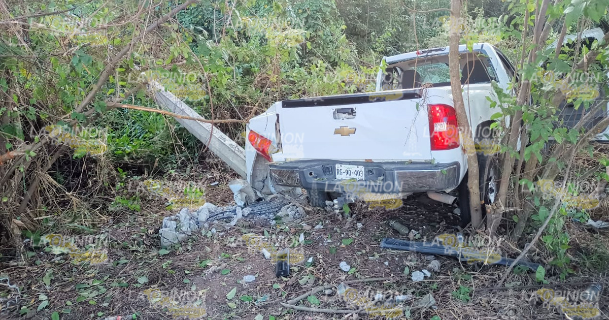Destroza camioneta en un poste de la CFE