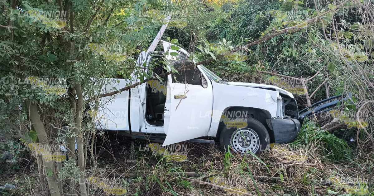 Destroza camioneta en un poste de la CFE