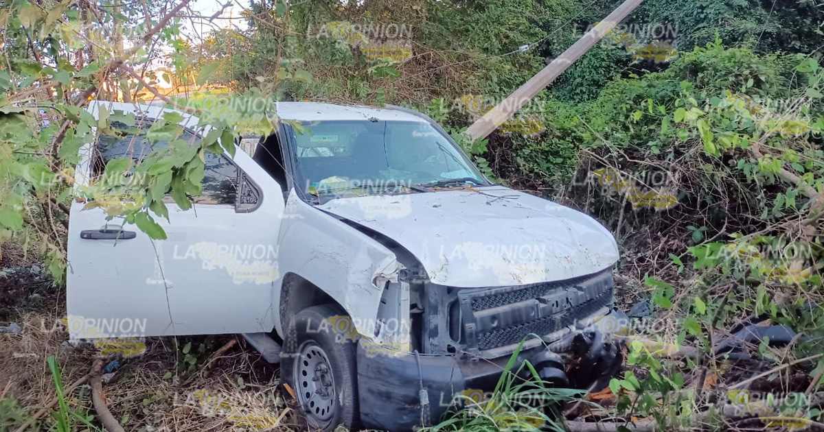 Destroza camioneta en un poste de la CFE