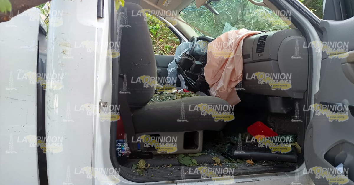 Destroza camioneta en un poste de la CFE