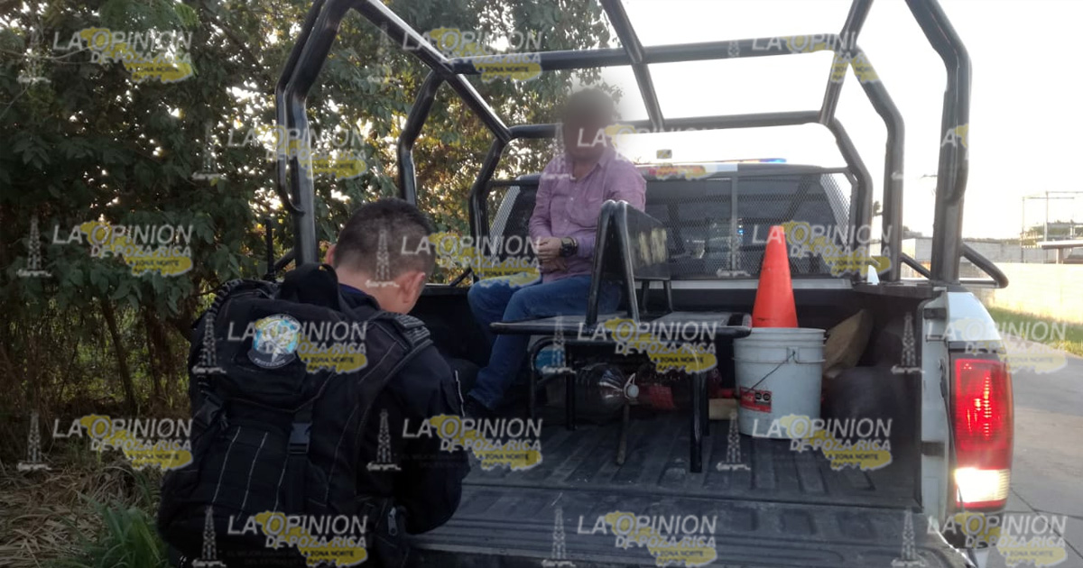 Destroza camioneta en un poste de la CFE