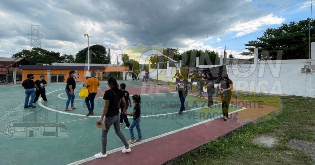 Develan primer mural con el alfabeto de lenguaje de señas