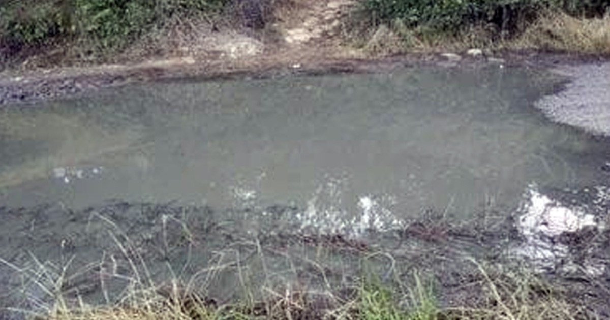 Drenaje a cielo abierto sobre carretera principal a Xicotepec