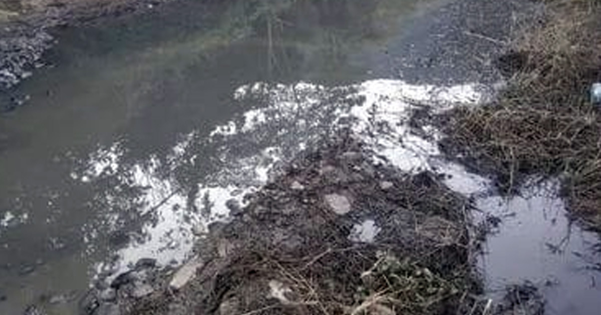 Drenaje a cielo abierto sobre carretera principal a Xicotepec