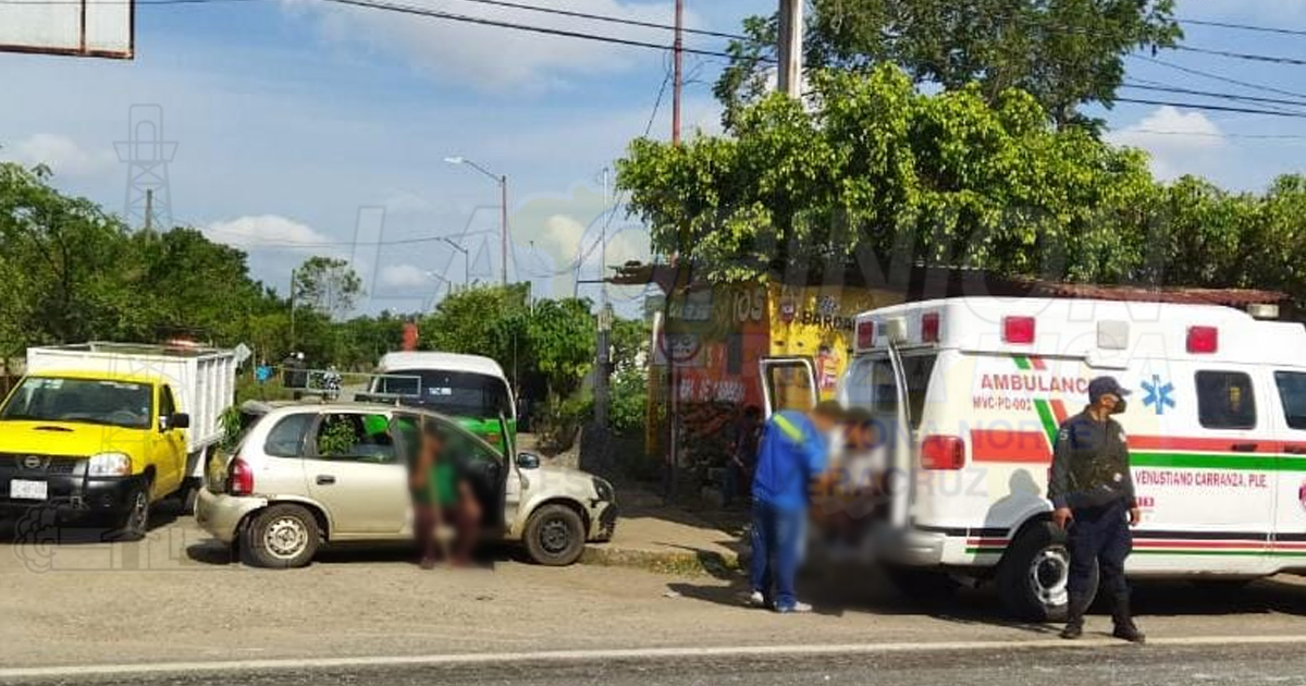 Ebrio trailero saca automóvil de la carretera México-Tuxpan