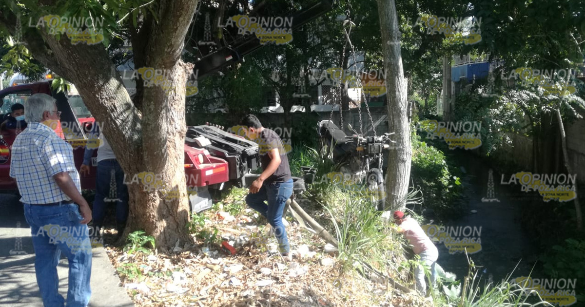 Hallan moto robada en brazo del estero