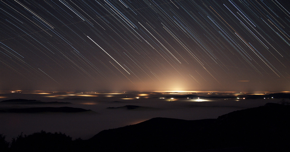 Hoy se avistará la primera lluvia de estrellas del mes: las "Fenícidas"