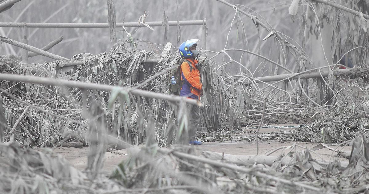 Van 14 muertos por erupción del volcán Semeru en Indonesia