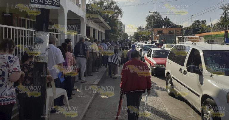 Inicia con alta afluencia jornada de tercera dosis contra COVID-19