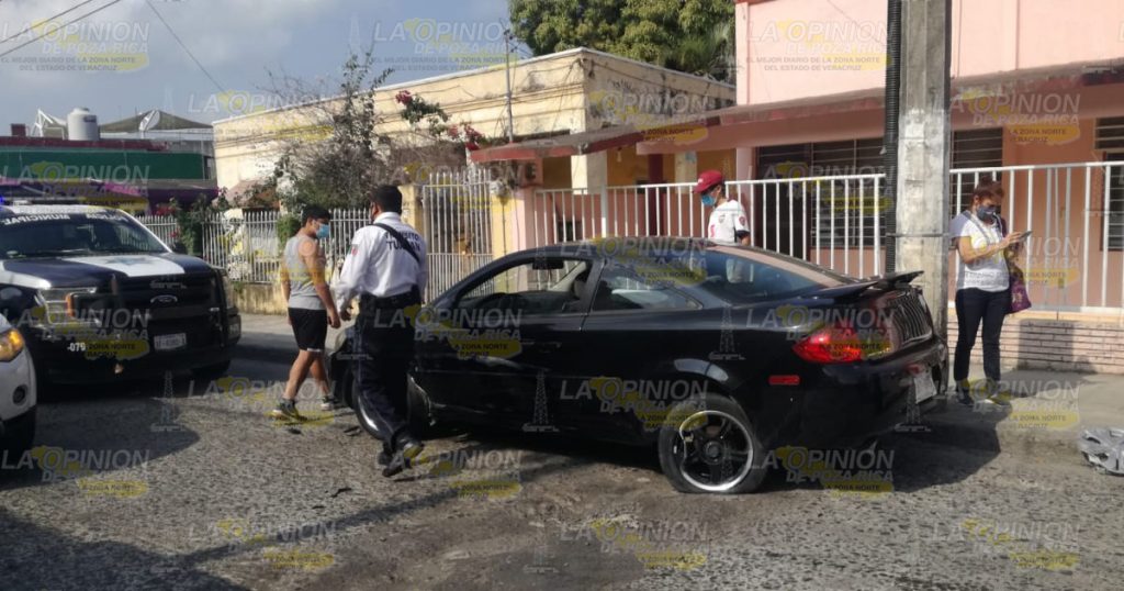 Invade carril y choca