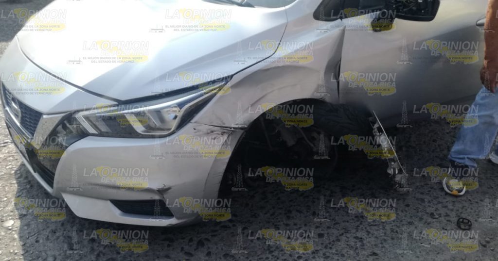 Invade carril y choca