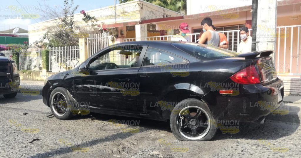 Invade carril y choca