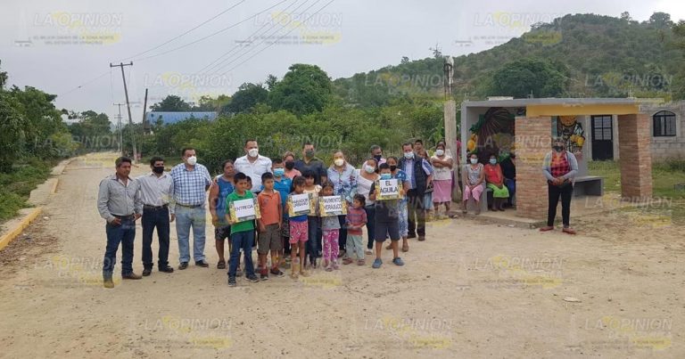 Mejoran acceso principal en localidad del Águila