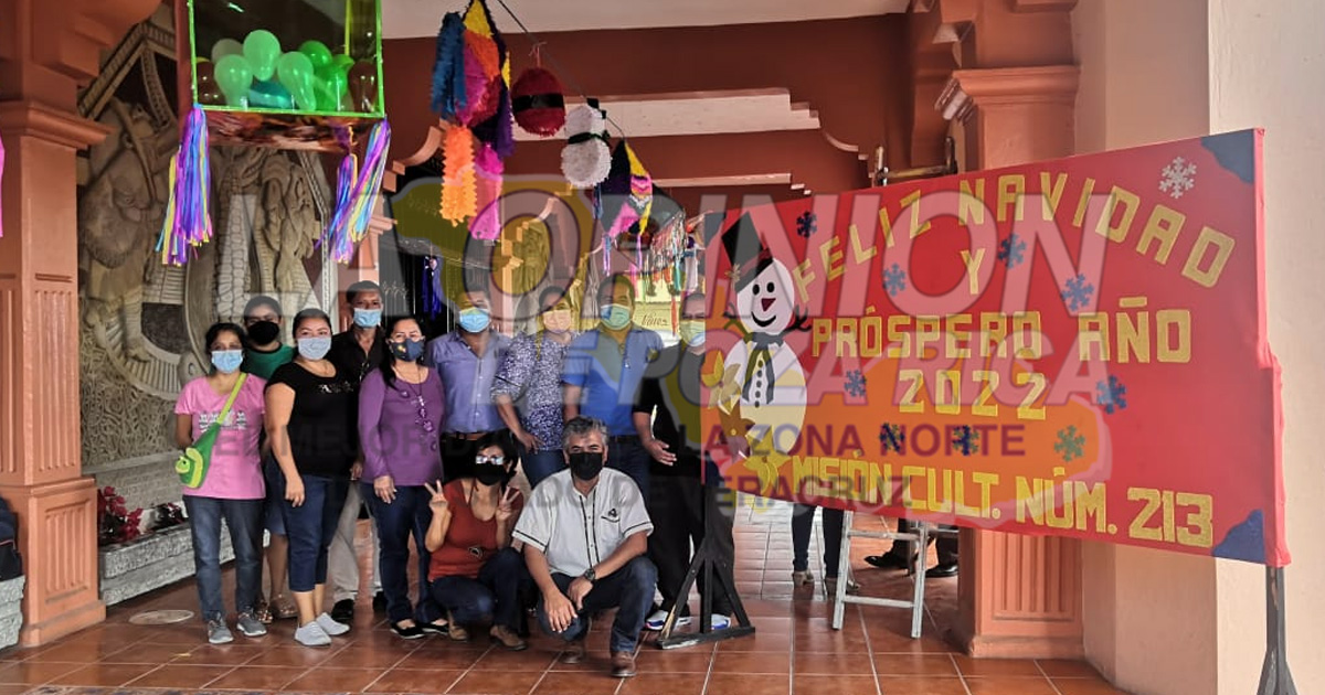 Montan exposición de piñatas con motivo de fin de año, en el palacio municipal de Coatzintla