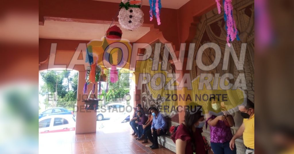Montan exposición de piñatas con motivo de fin de año, en el palacio municipal de Coatzintla