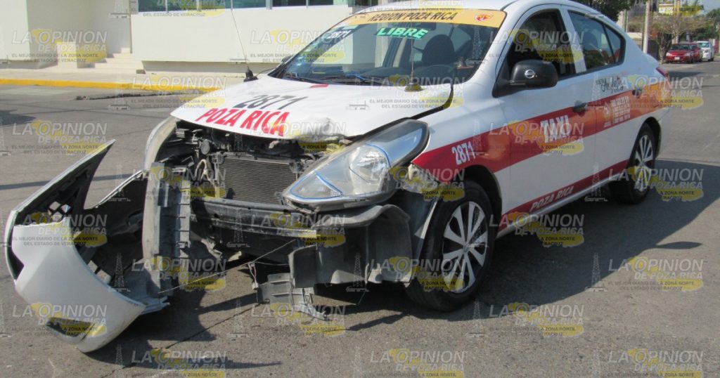 Motociclista choca y quería culpar a taxista
