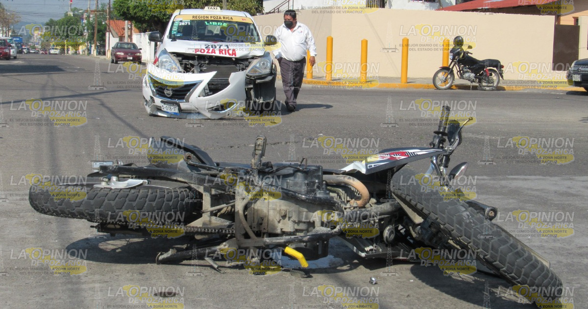 Motociclista choca y quería culpar a taxista