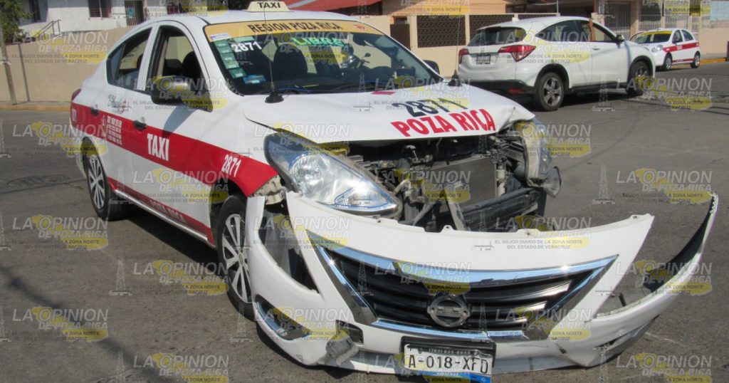 Motociclista choca y quería culpar a taxista