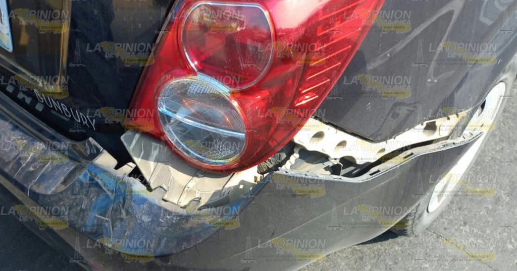 Motociclista distraído se impacta en un auto