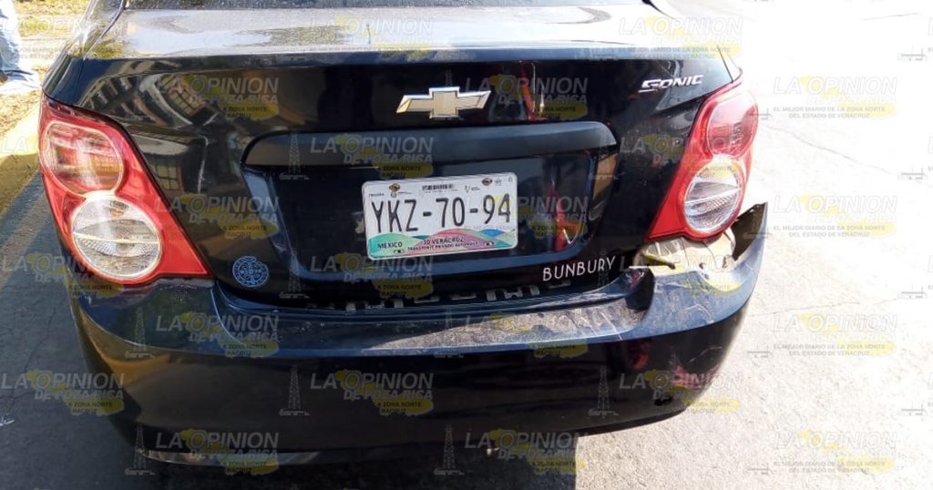 Motociclista distraído se impacta en un auto