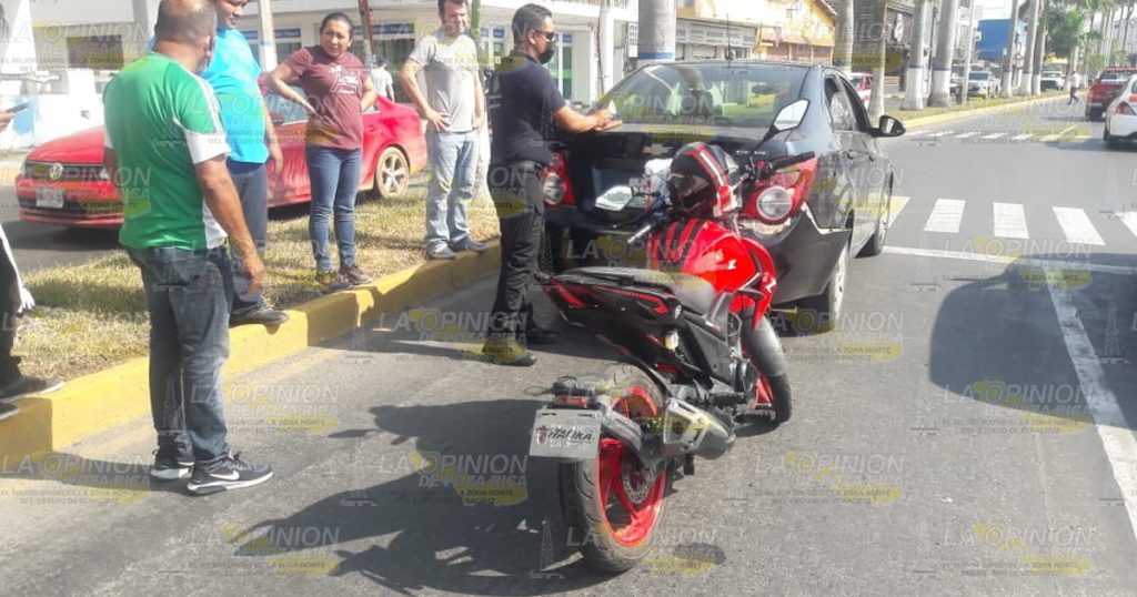 Motociclista distraído se impacta en un auto
