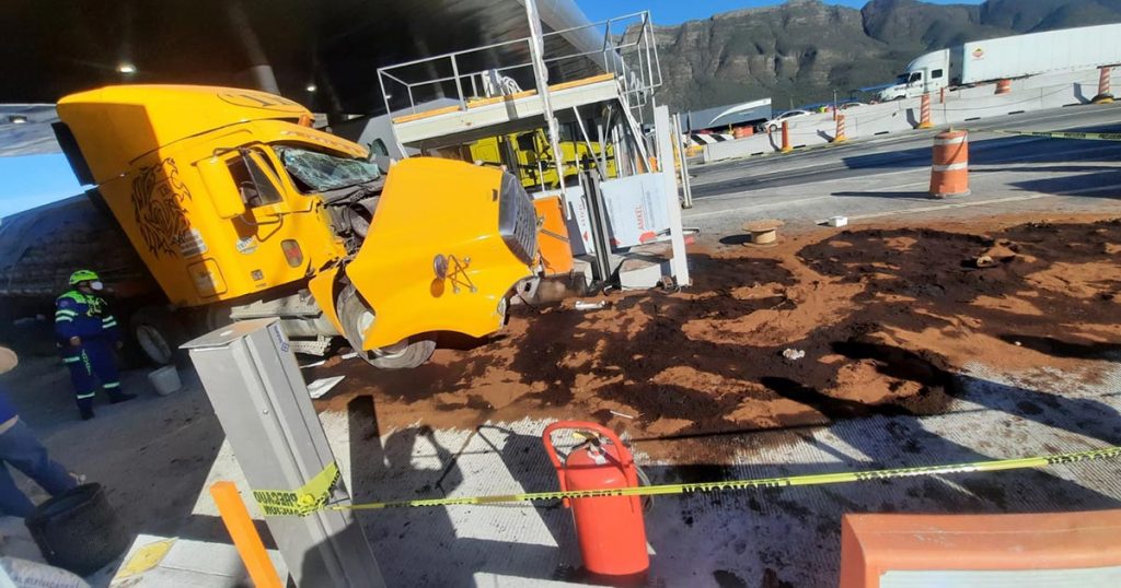 Choque de tráiler deja lesionados en autopista Monterrey-Saltillo 2